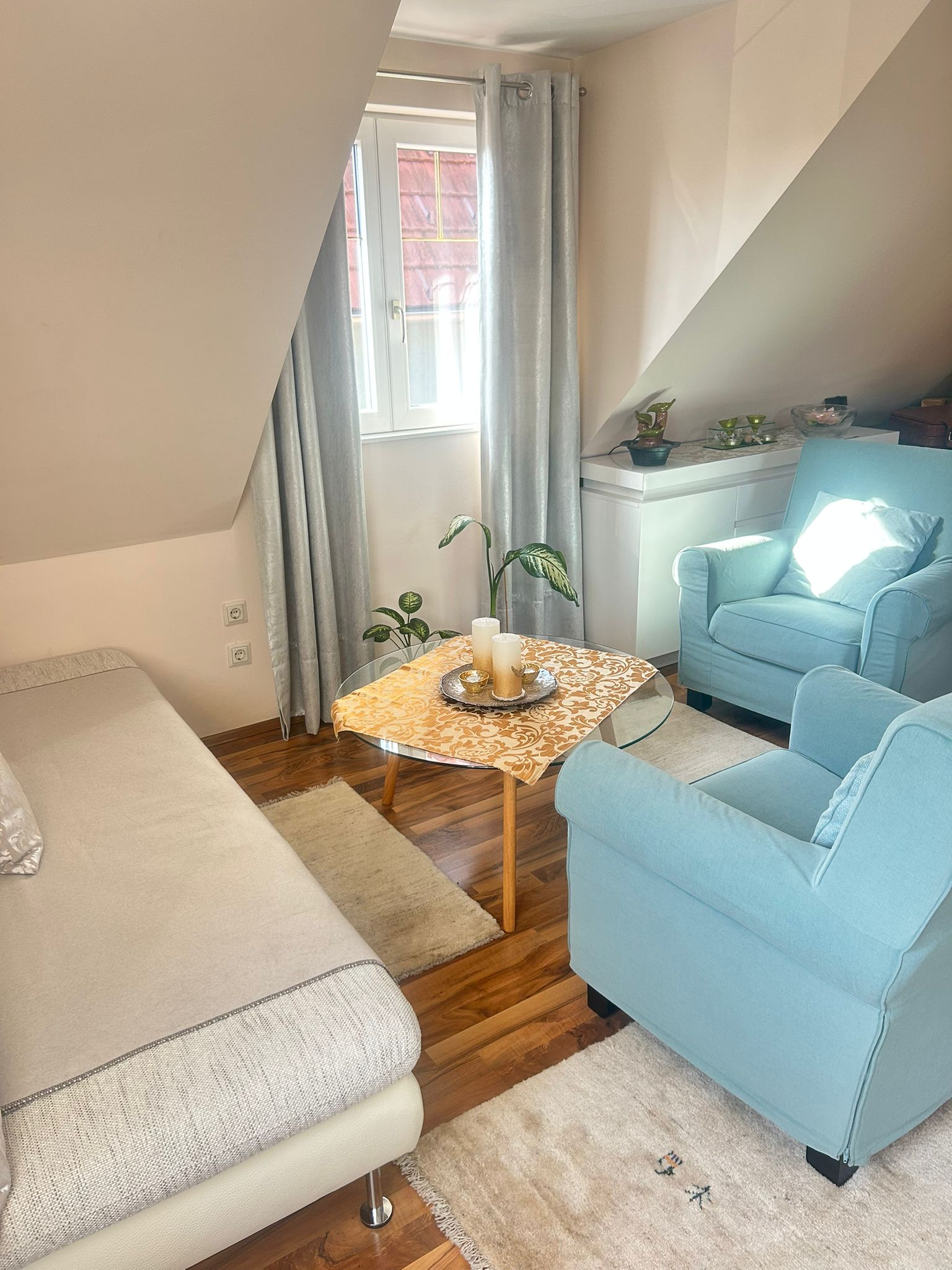 Praxisraum für Psychotherapie mit vertraulicher Sitzsituation, zwei Sesseln und Sofa für persönliche Gespräche